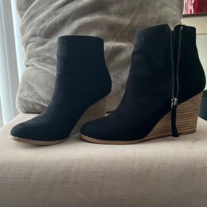 Steve Madden black side zip ankle bootie
